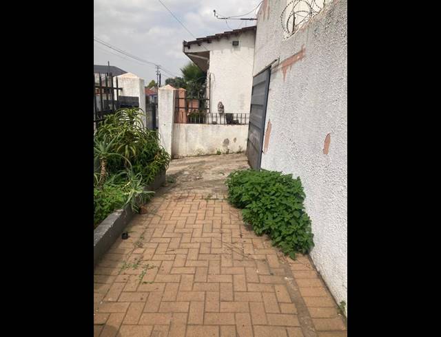 3 BEDROOM HOUSE FOR SALE IN BEZUIDENHOUT VALLEY